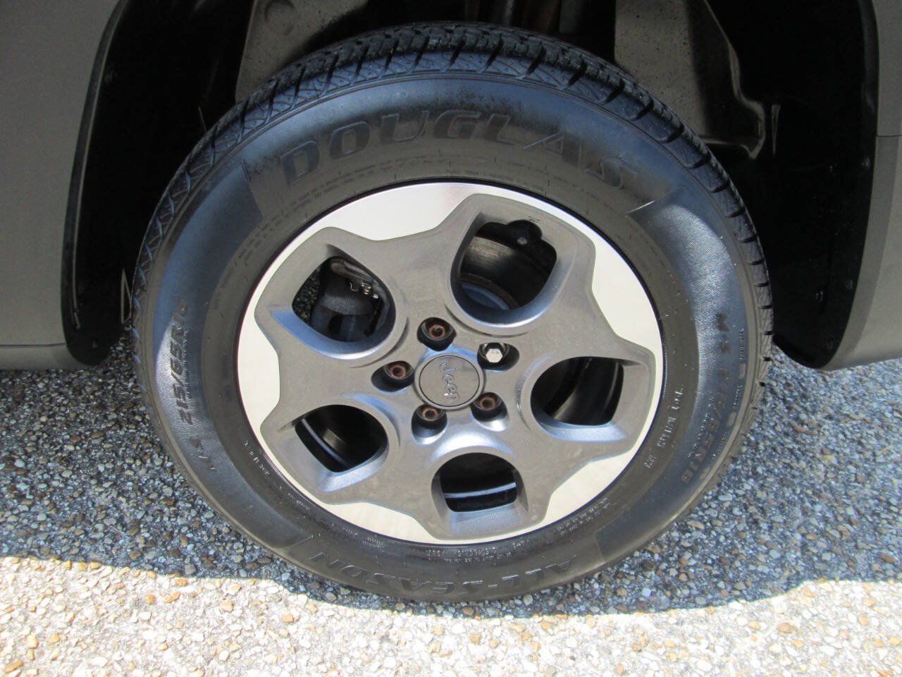 Used 2015 Jeep Renegade Latitude AWD/4WD image 9