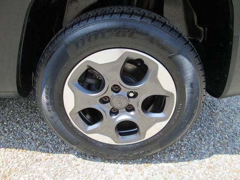 Used 2015 Jeep Renegade Latitude AWD/4WD image 9