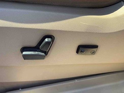 Used 2016 Chrysler Town & Country Touring FWD image 12