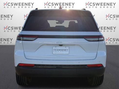 New 2025 Jeep Grand Cherokee Altitude image 4