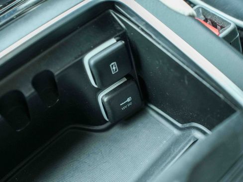 Used 2023 Chrysler Pacifica Limited AWD/4WD image 36
