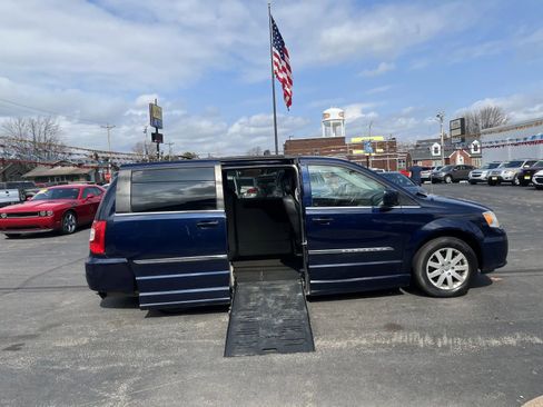 Used 2014 Chrysler Town & Country Touring image 6