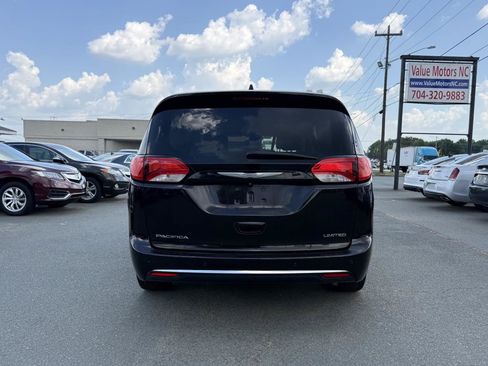 Used 2018 Chrysler Pacifica Limited w/ Advanced Safetytec Group FWD image 5