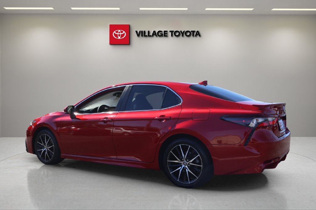 Used 2023 Toyota Camry SE FWD image 3
