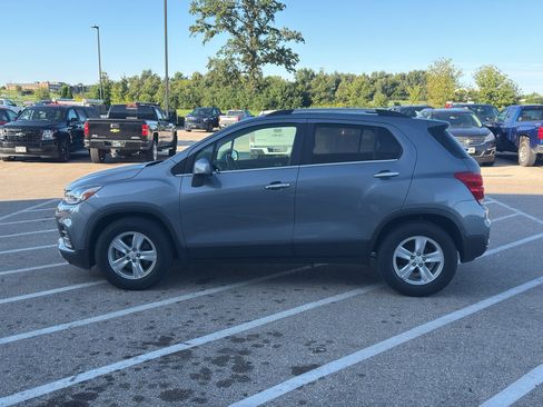 Used 2019 Chevrolet Trax LT w/ LT Convenience Package FWD image 2