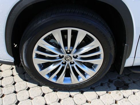 Used 2026 Toyota Highlander Platinum AWD/4WD image 12