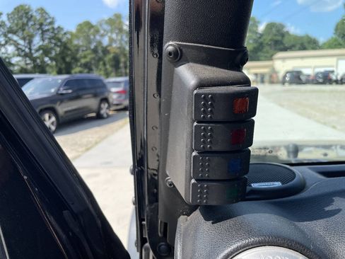 Used 2015 Jeep Wrangler Unlimited Rubicon w/ Connectivity Group AWD/4WD image 25