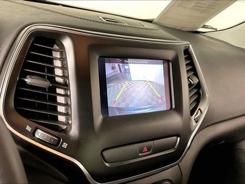 Used 2019 Jeep Cherokee Latitude Plus FWD image 13