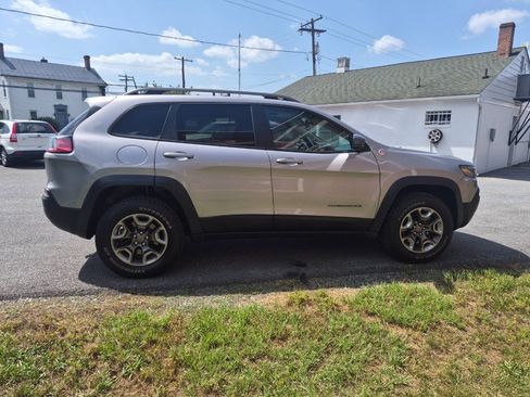 Used 2019 Jeep Cherokee Trailhawk AWD/4WD image 4