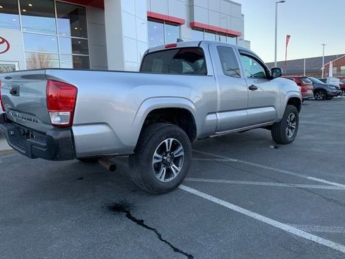 Used 2022 Toyota Tacoma SR image 3