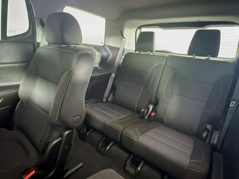 Used 2023 GMC Acadia SLE image 29