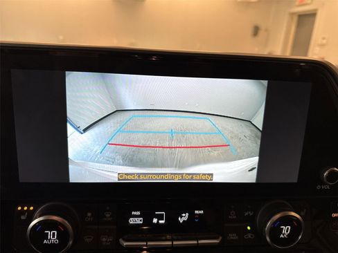 Used 2024 Toyota Highlander XLE AWD/4WD image 23