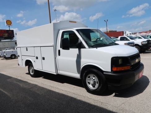 Used 2017 Chevrolet Express 3500 RWD image 3