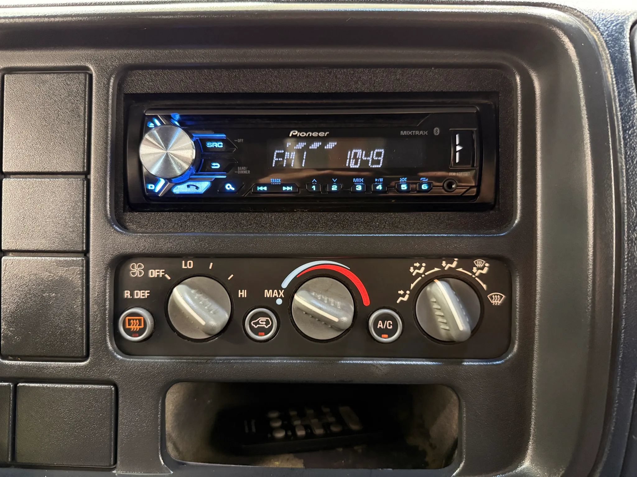 Used 1999 GMC Suburban 2500 AWD/4WD image 22