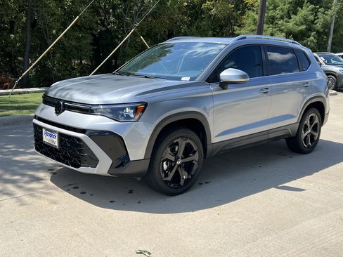 Certified 2025 Volkswagen Taos SEL image 5