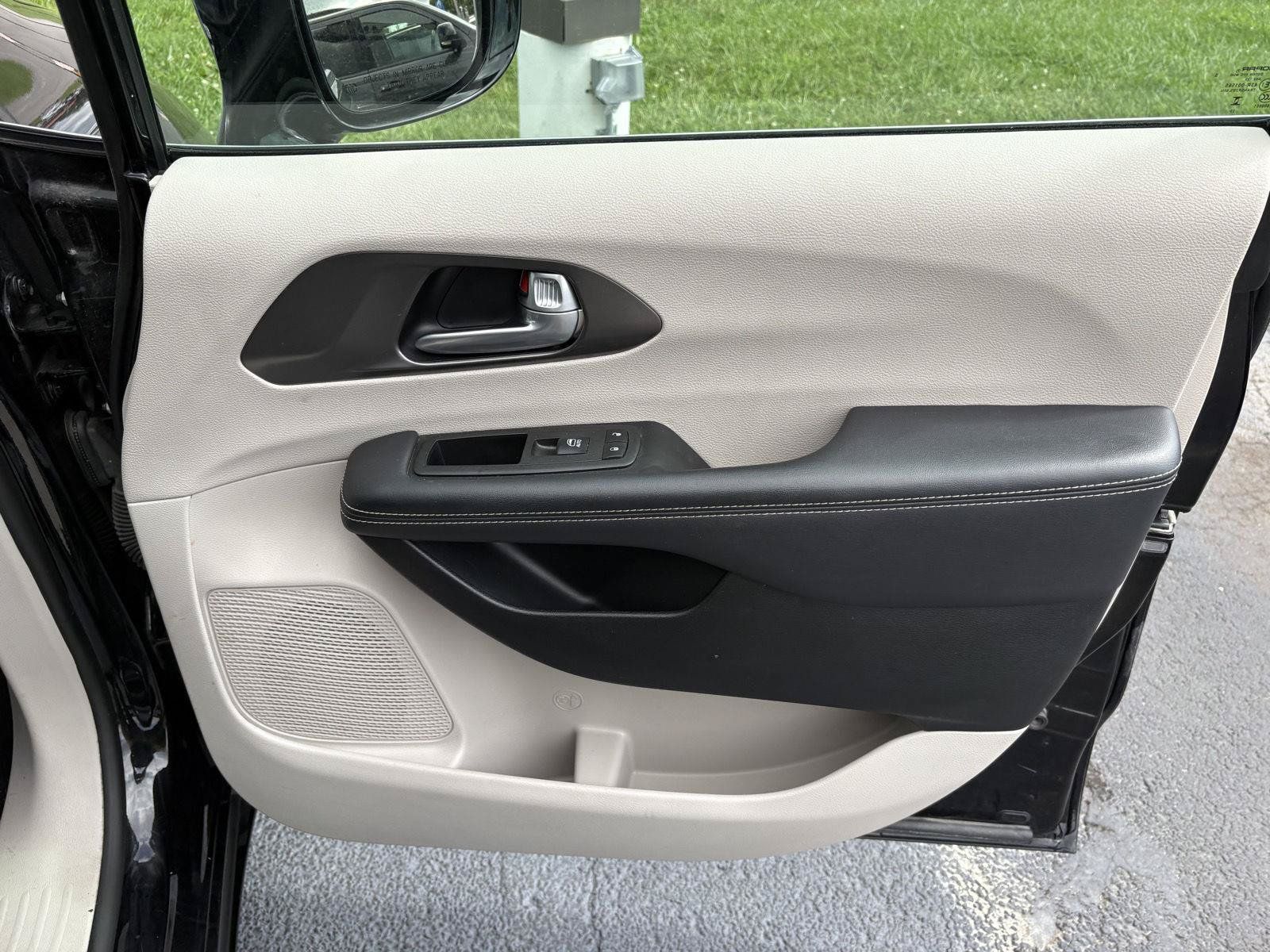 Used 2024 Chrysler Pacifica Touring-L FWD image 18