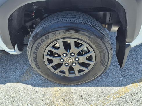Used 2025 Toyota 4Runner SR5 AWD/4WD image 10