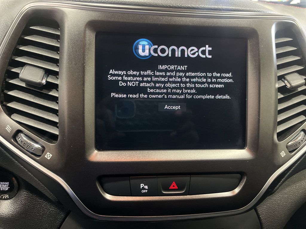 Used 2020 Jeep Cherokee Trailhawk AWD/4WD image 29
