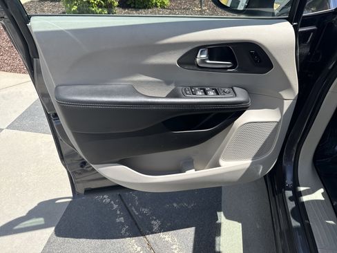 Used 2023 Chrysler Pacifica Touring-L FWD image 14