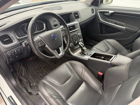 Used 2016 Volvo V60 T5 Cross Country Platinum w/ Climate Package image 10