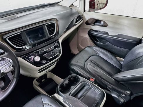 Used 2018 Chrysler Pacifica Touring-L FWD image 27