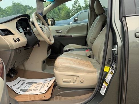 Used 2012 Toyota Sienna XLE FWD image 9