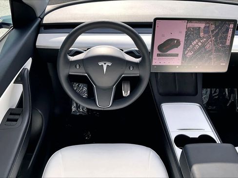 Used 2021 Tesla Model Y Long Range image 5
