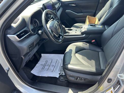 Used 2024 Toyota Highlander XSE FWD image 16