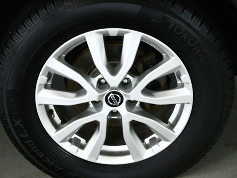 Used 2020 Nissan Rogue SV image 10