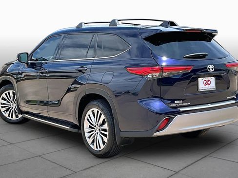 Used 2023 Toyota Highlander Platinum FWD image 12