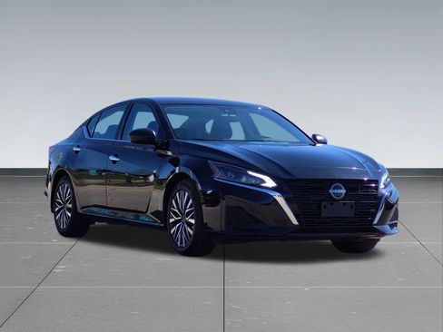Used 2025 Nissan Altima 2.5 SV FWD image 8