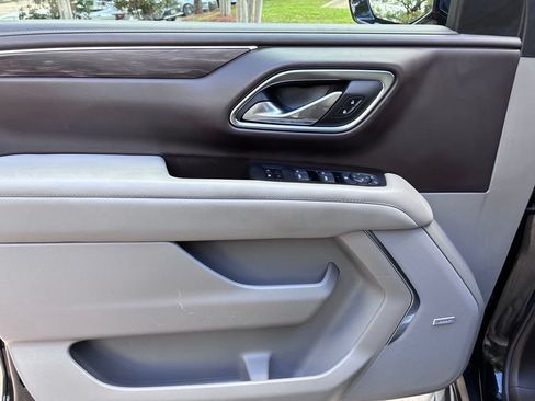 Used 2024 Chevrolet Suburban LT RWD image 20