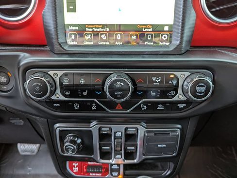 Used 2020 Jeep Gladiator Rubicon w/ Dual Top Group AWD/4WD image 22