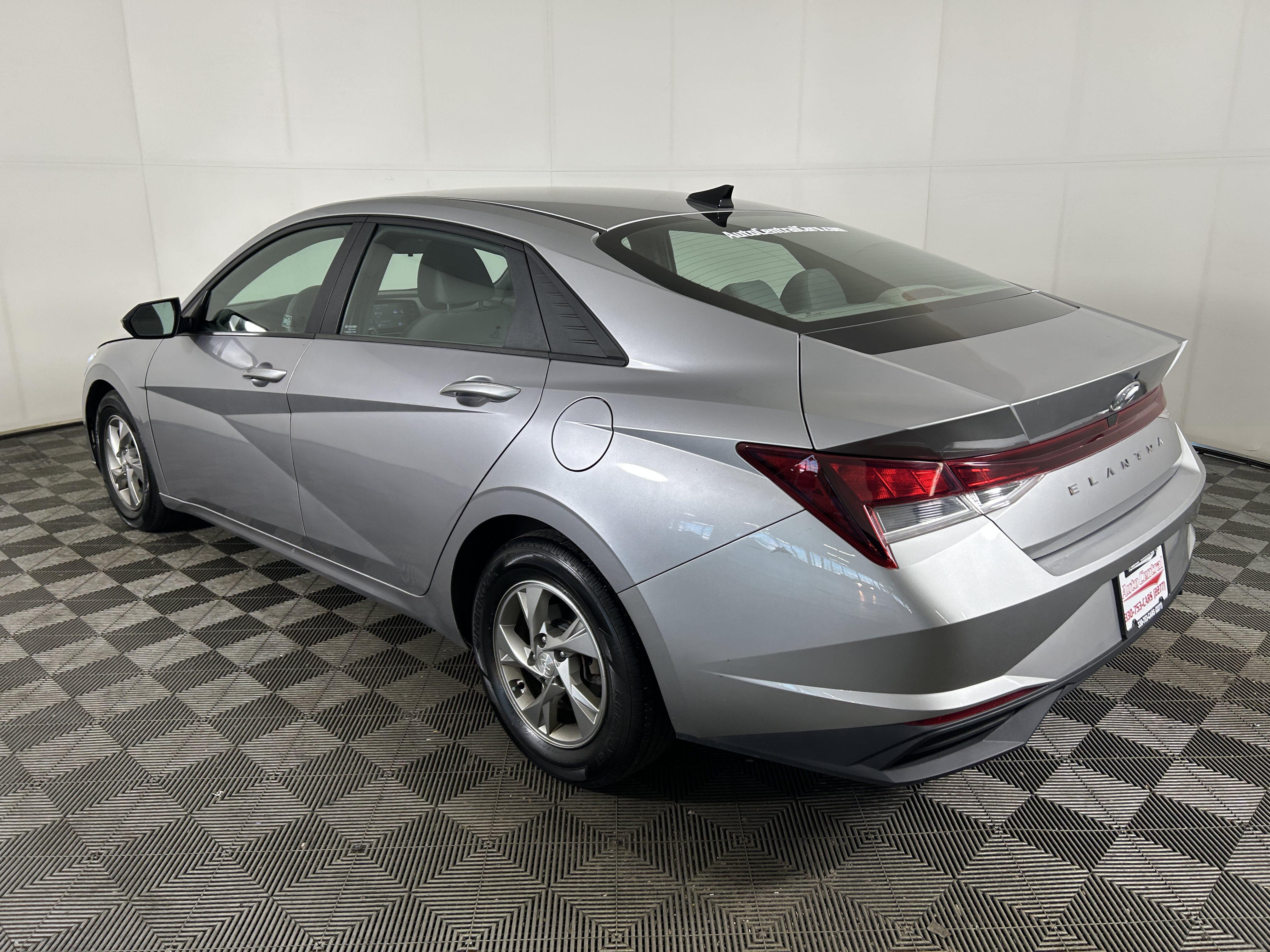Used 2021 Hyundai Elantra SE FWD image 3