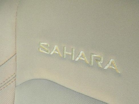 Used 2018 Jeep Wrangler Unlimited Sahara w/ LED Lighting Group AWD/4WD image 13