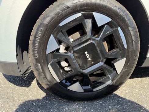 Certified 2025 Kia Carnival EX image 9