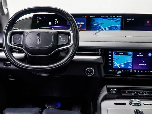 Used 2025 Lincoln Navigator Reserve image 17