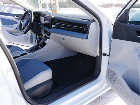 Certified 2025 Volkswagen Jetta SE image 20