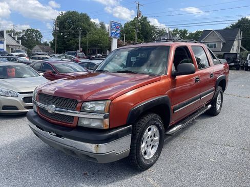 Used 2003 Chevrolet Avalanche 4x4 w/ Suspension Package, Off-Road image 2