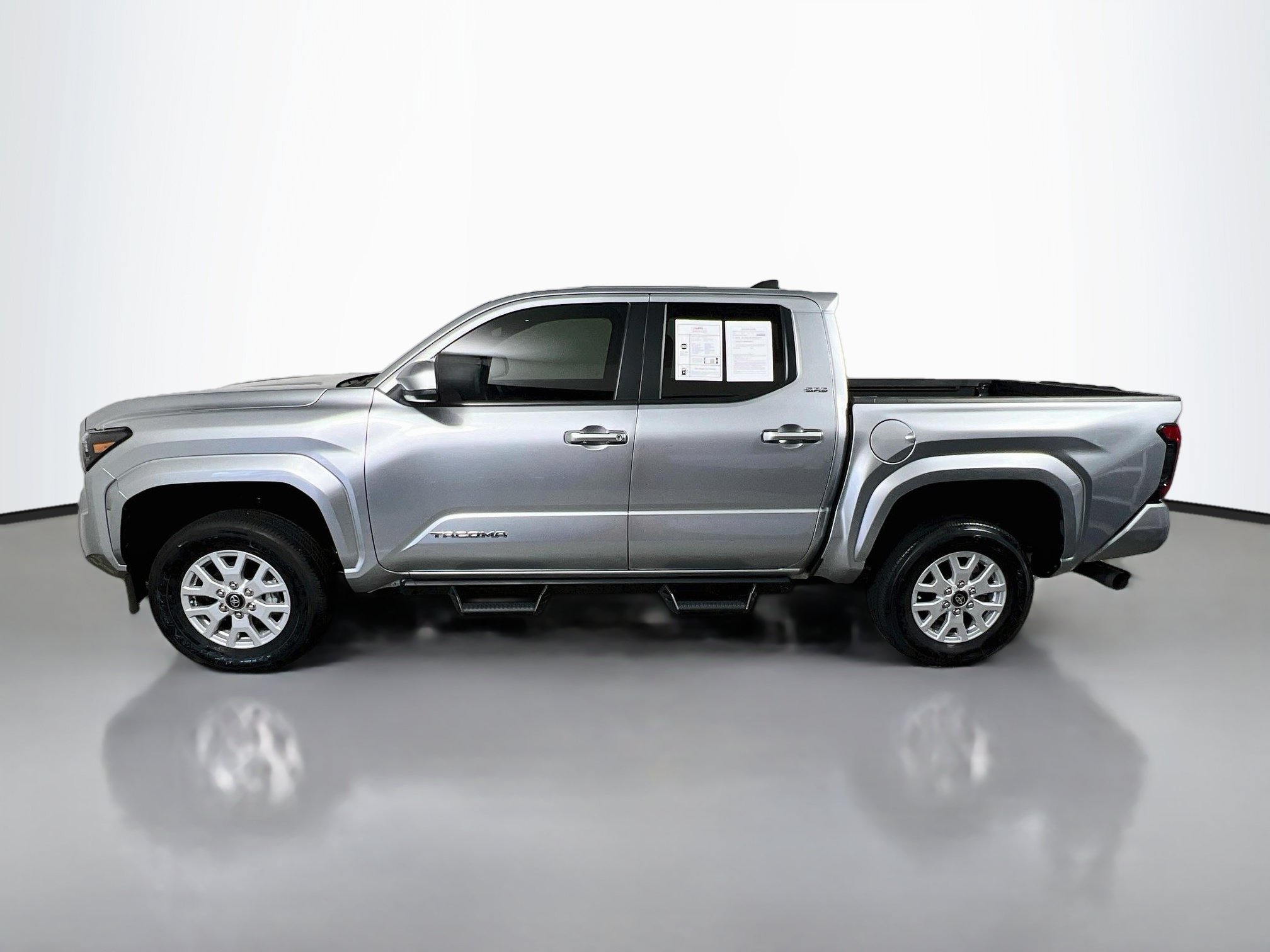 Used 2025 Toyota Tacoma SR5 AWD/4WD image 9