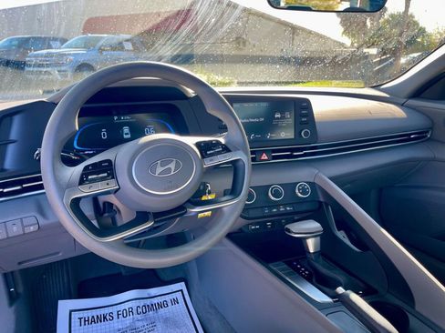 Used 2025 Hyundai Elantra SE image 12