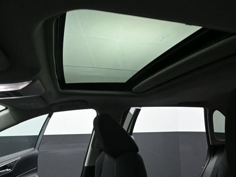 Used 2022 Toyota RAV4 XLE w/ Convenience Package FWD image 11