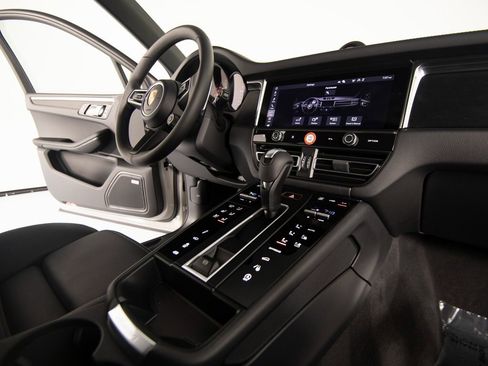 New 2026 Porsche Macan GTS image 30