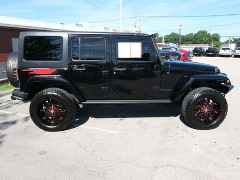 Used 2017 Jeep Wrangler Unlimited Sahara AWD/4WD image 2