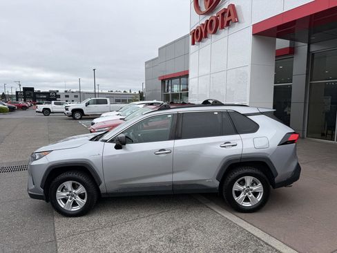 Used 2021 Toyota RAV4 LE AWD/4WD image 3