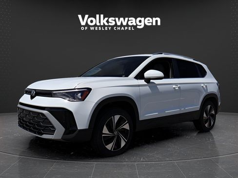 Used 2025 Volkswagen Taos SE AWD/4WD image 3