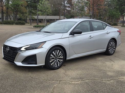 Used 2024 Nissan Altima 2.5 SV image 7