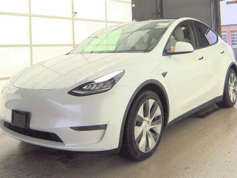 Used 2021 Tesla Model Y Long Range image 6