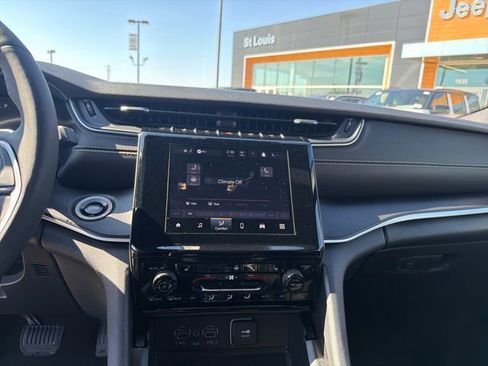 Used 2025 Jeep Grand Cherokee Altitude image 43