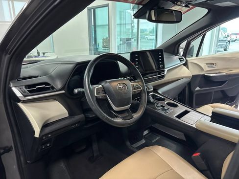 Used 2024 Toyota Sienna XLE FWD image 17